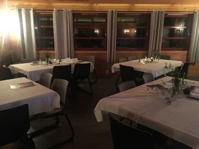 Storstua pyntet til fest med hvite duker